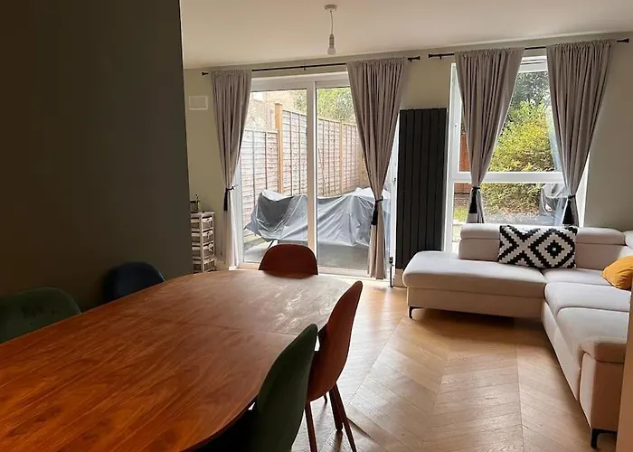 Unique And Stylish 2-Bed Maisonette In Islington