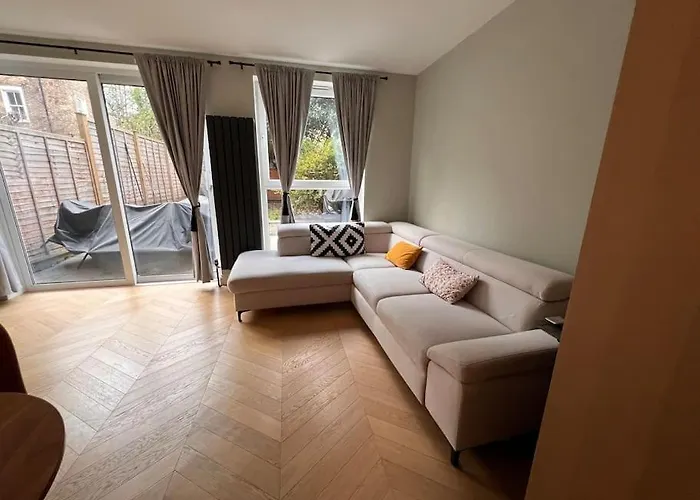Unique And Stylish 2-Bed Maisonette In Islington